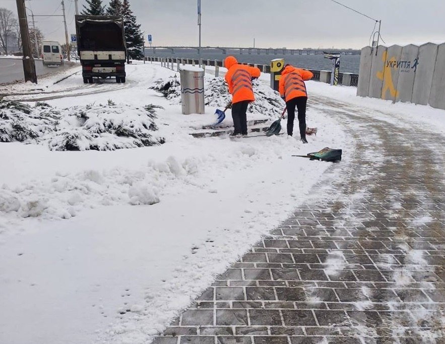 У Дніпрі комунальники висипали майже 2 тисячі тонн протиожеледної суміші за ніч