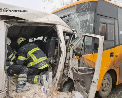 Смертельна ДТП на трасі Дніпро — П’ятихатки: зіткнулися шкільний автобус і мікроавтобус
