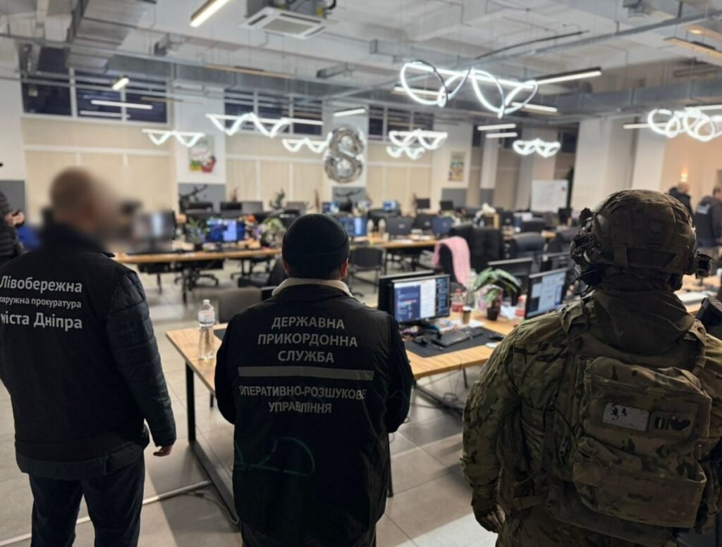 У Дніпрі викрили шахрайський кол-центр із сотнею операторів