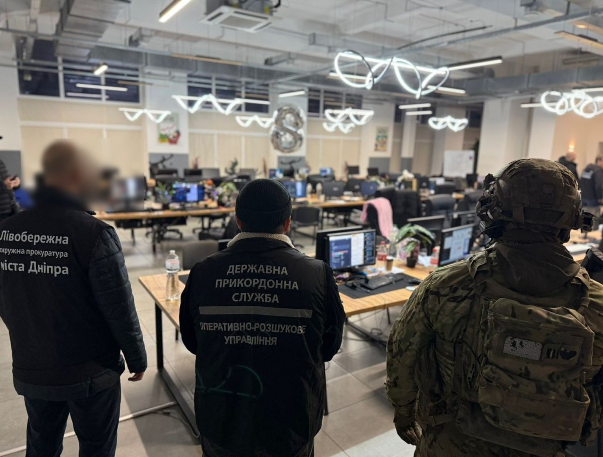 У Дніпрі викрили шахрайський кол-центр із сотнею операторів