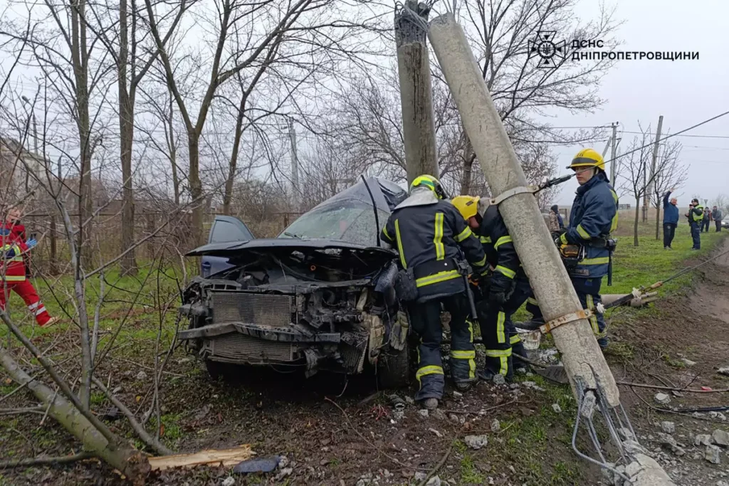 У Кривому Розі водій влетів в бетонний стовп