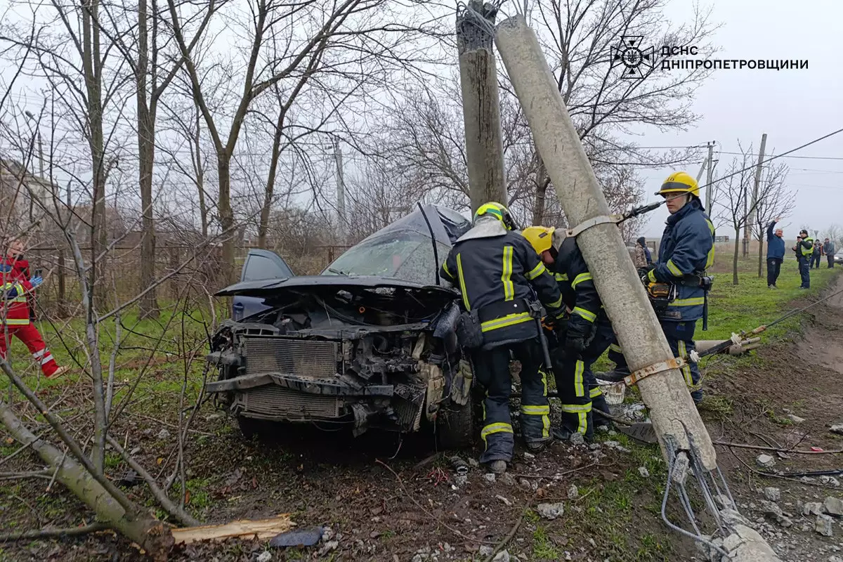 У Кривому Розі водій влетів в бетонний стовп