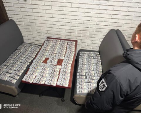 ДБР затримало посадовицю «Центру пробації» на Дніпропетровщині за вимагання 21 тисячі доларів у пораненого військового