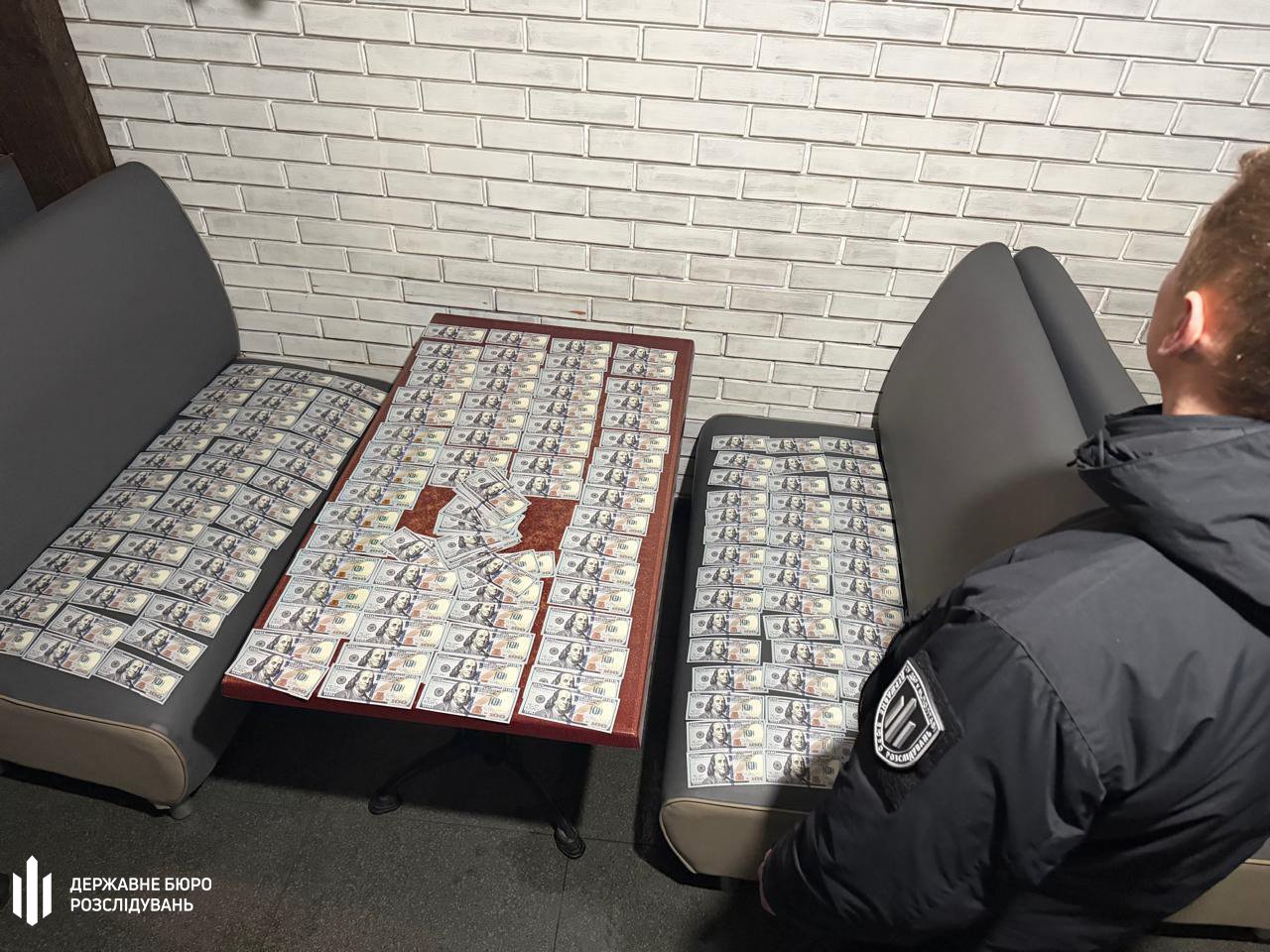 ДБР затримало посадовицю «Центру пробації» на Дніпропетровщині за вимагання 21 тисячі доларів у пораненого військового