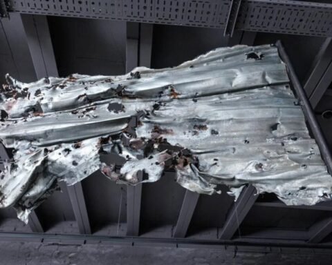 У Дніпрі показали інсталяцію з уламка ТЕС як символ незламності