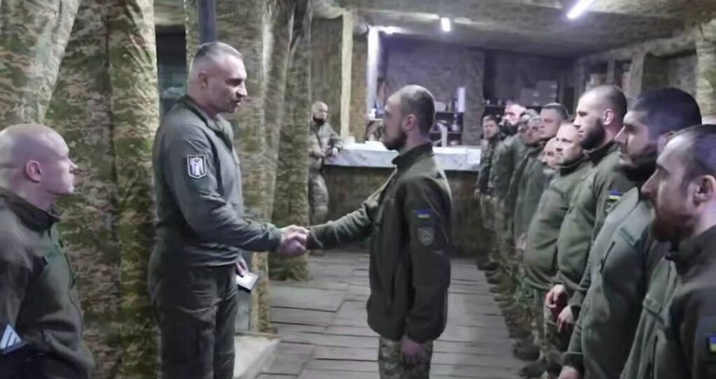 Кличко зустрів Новий рік на фронті та передав військовим майже дрони