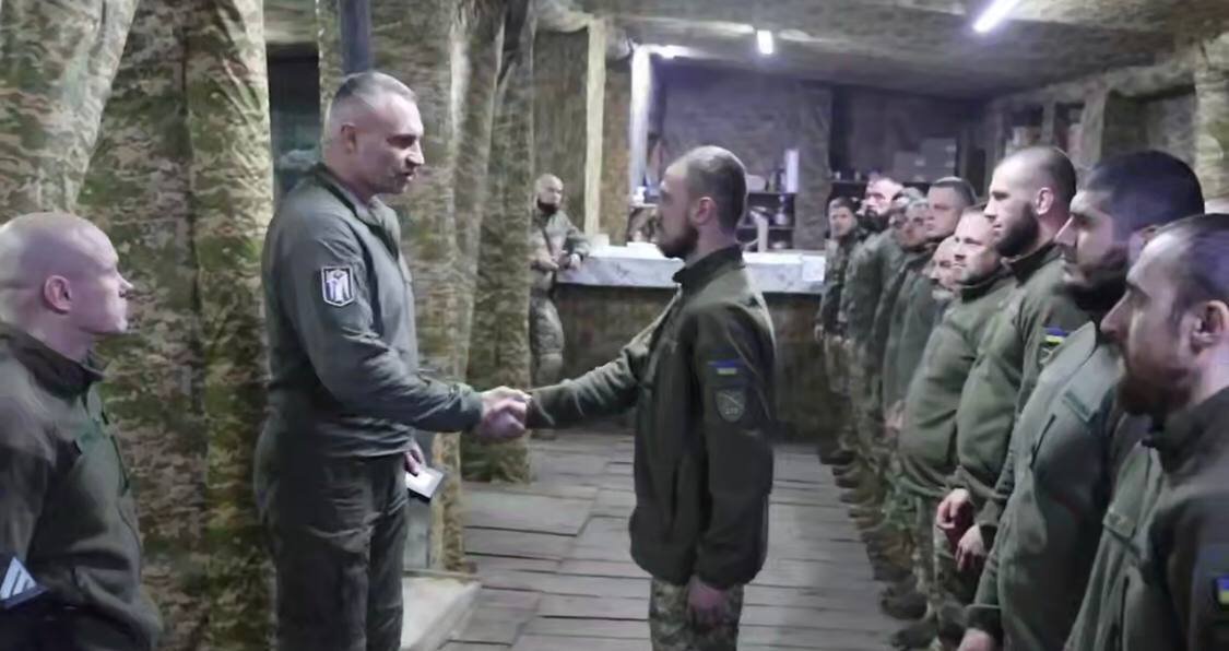 Кличко зустрів Новий рік на фронті та передав військовим майже дрони