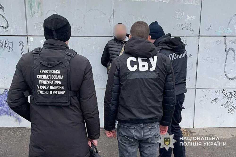 У Кривому Розі затримали чоловіка, який намагався продати арсенал зброї