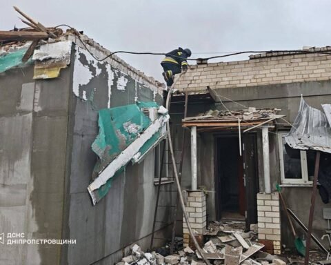 Удар по Синельниківщині: загинула літня жінка, по рятувальниках завдали повторної атаки