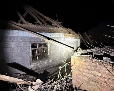 Обстріли Нікопольщини: поранений чоловік, пошкоджені будинки та інфраструктура