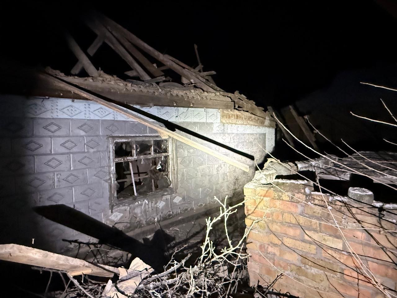 Обстріли Нікопольщини: поранений чоловік, пошкоджені будинки та інфраструктура