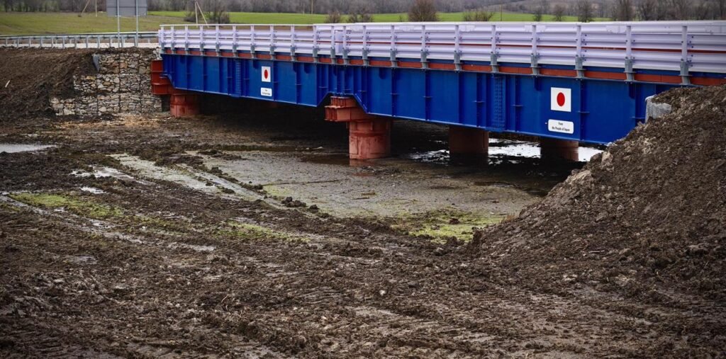 На Дніпровщині відкрили рух тимчасовим японським мостом