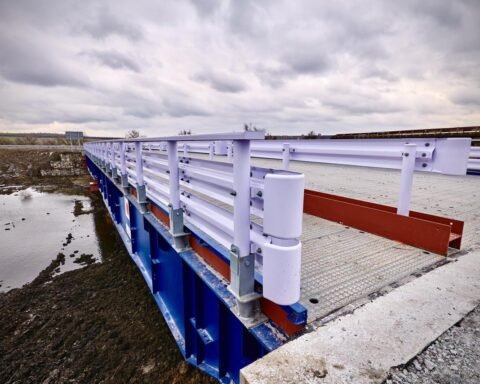 На Дніпровщині відкрили рух тимчасовим японським мостом