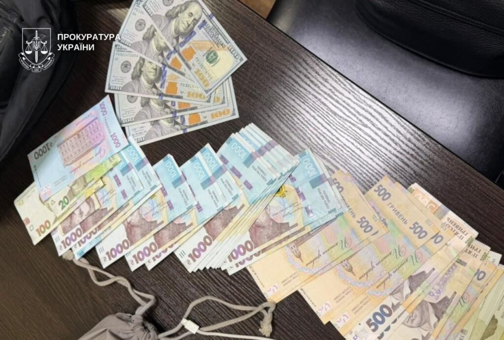 Посадовицю міськради на Дніпропетровщині затримали за хабар у 2600 доларів