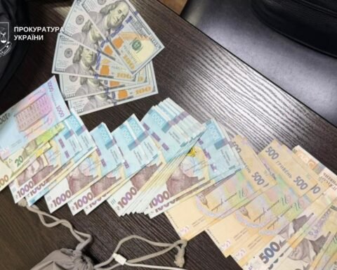 Посадовицю міськради на Дніпропетровщині затримали за хабар у 2600 доларів