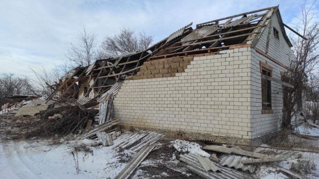 Обстріли Нікопольщини: зруйнований будинок, пошкоджені багатоповерхівка та інфраструктура