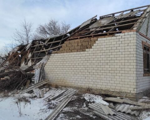 Обстріли Нікопольщини: зруйнований будинок, пошкоджені багатоповерхівка та інфраструктура