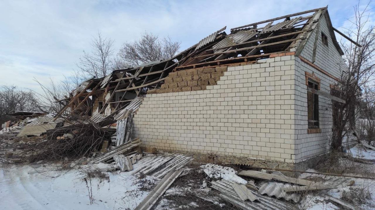Обстріли Нікопольщини: зруйнований будинок, пошкоджені багатоповерхівка та інфраструктура