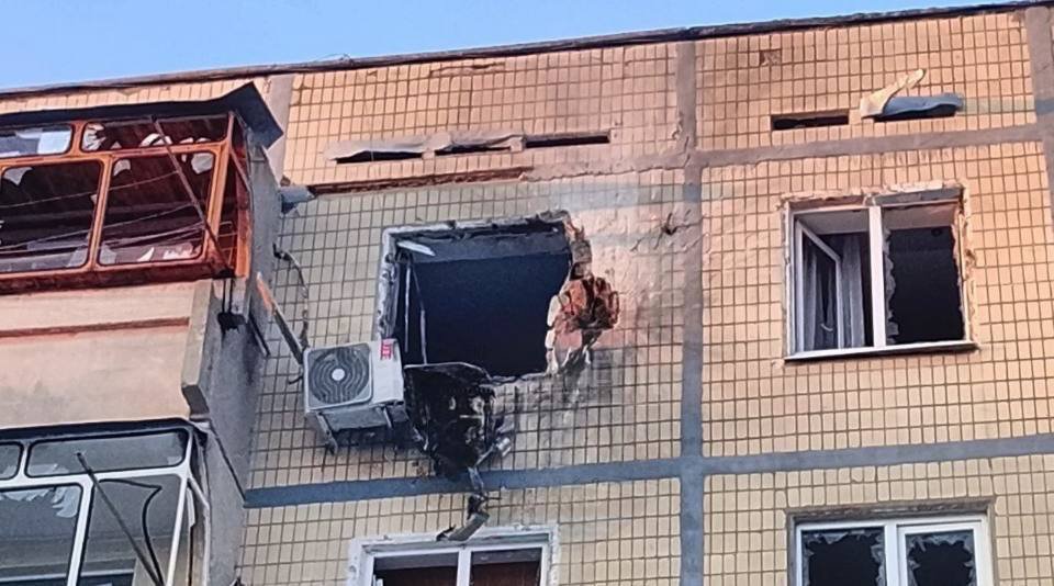 У Нікополі ворожий дрон влучив у вікно багатоповерхівки