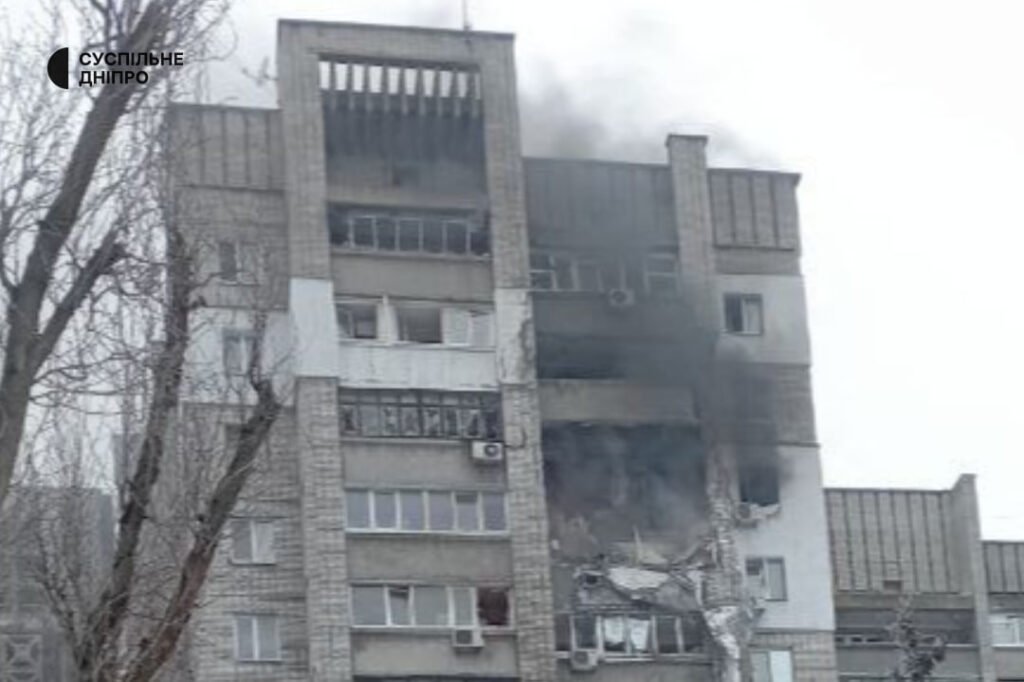 В Дніпрі дрон влучив в багатоповерхівку