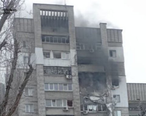 В Дніпрі дрон влучив в багатоповерхівку