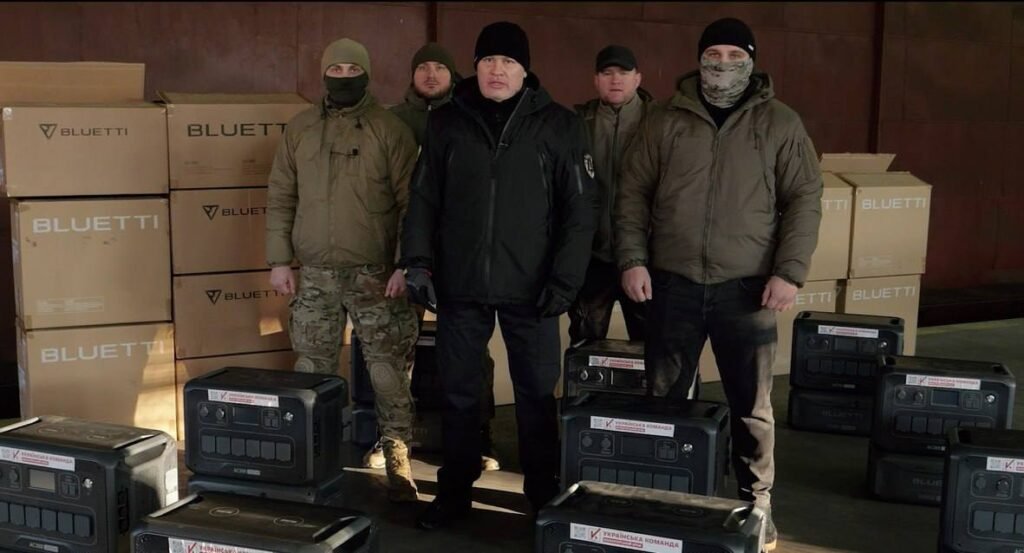 «Українська команда» передала розвідникам ГУР МО зарядні станції для безперебійної роботи техніки