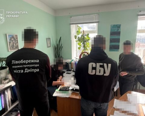 Фіктивні працевлаштування у Дніпрі: сімох працівників держпідприємства підозрюють у розтраті ₴5,8 млн