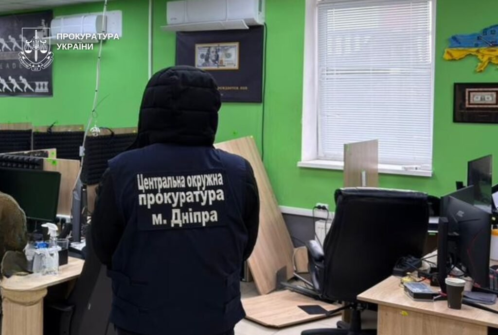 У Дніпрі викрили шахрайський кол-центр на 60 робочих місць