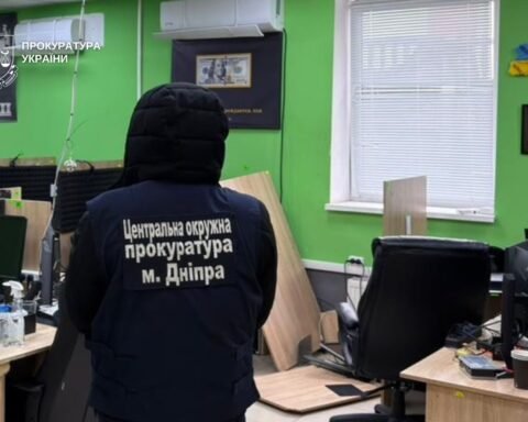 У Дніпрі викрили шахрайський кол-центр на 60 робочих місць