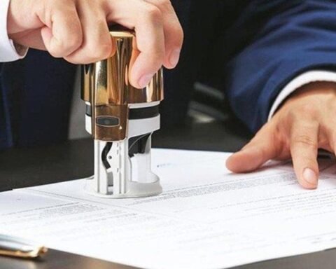 На Дніпропетровщині посадовця ДМС та адвоката підозрюють у продажі фальшивих посвідок за $5 тисяч