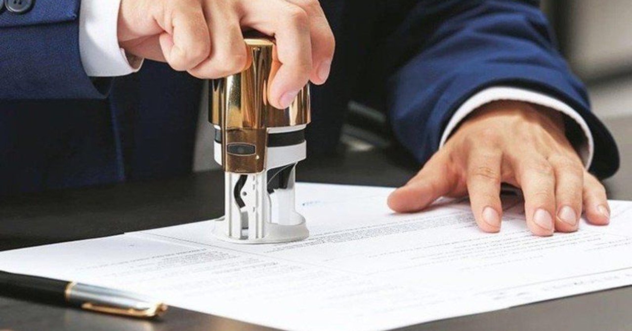 На Дніпропетровщині посадовця ДМС та адвоката підозрюють у продажі фальшивих посвідок за $5 тисяч