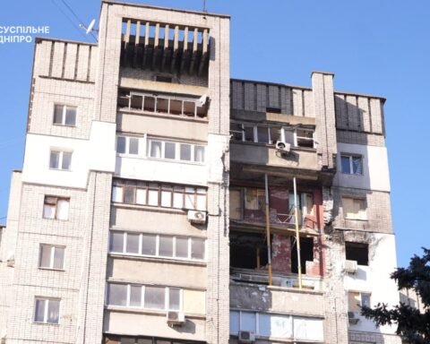 У Дніпрі демонтують пошкоджені квартири в багатоповерхівці після удару російського дрона