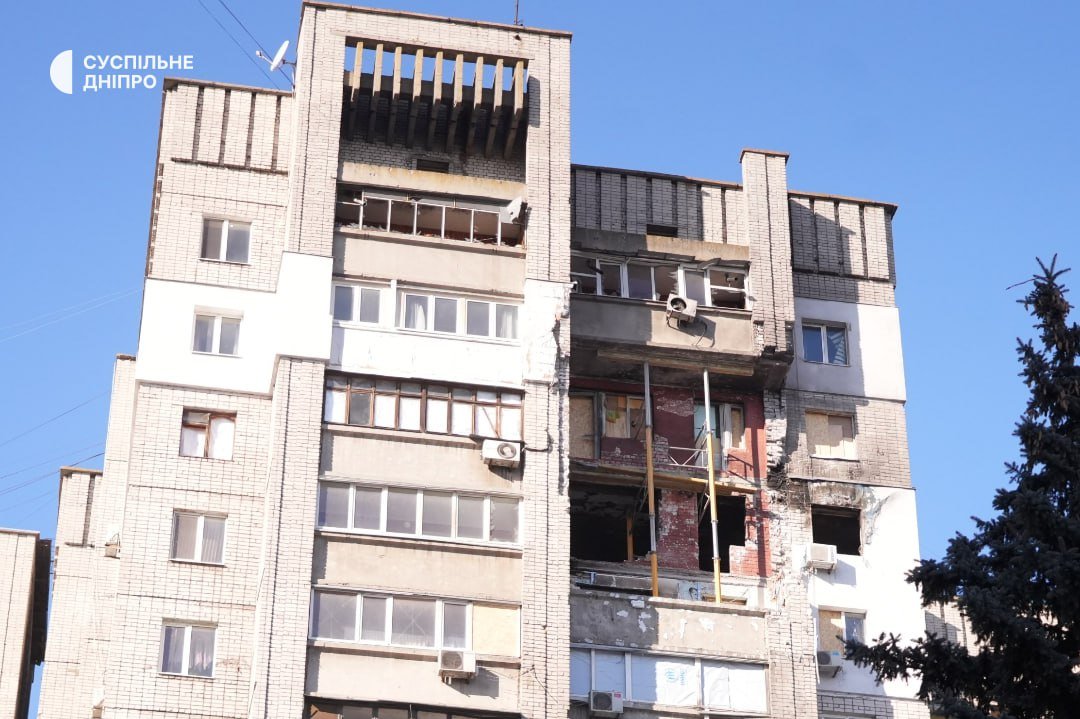У Дніпрі демонтують пошкоджені квартири в багатоповерхівці після удару російського дрона
