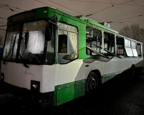 Масована атака дронами по Дніпропетровщині: пошкоджений транспорт, будівлі та екстрені відключення світла