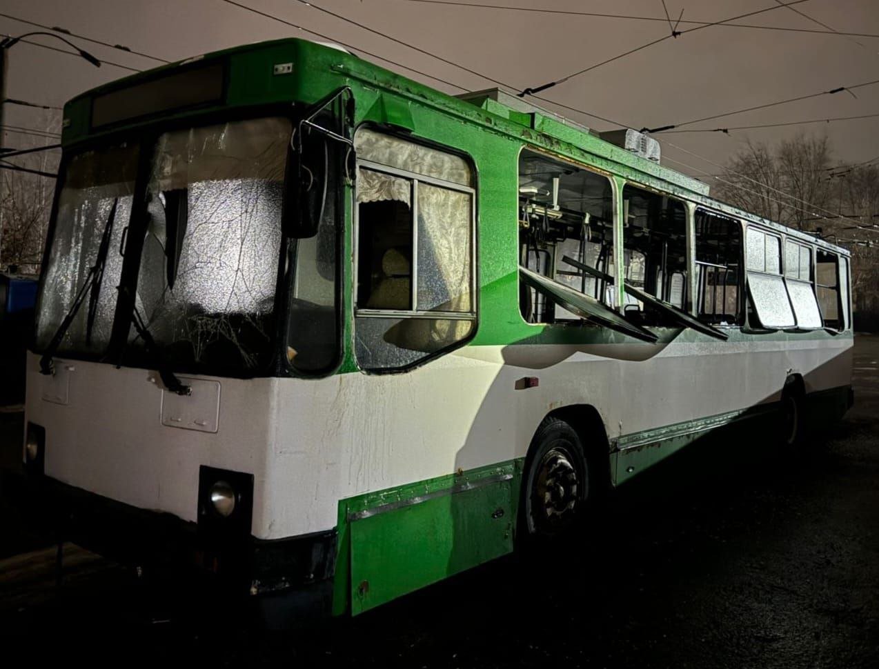 Масована атака дронами по Дніпропетровщині: пошкоджений транспорт, будівлі та екстрені відключення світла