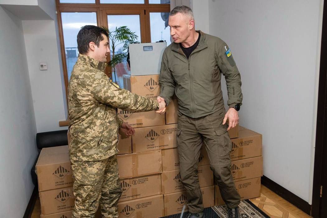 Столиця передала військовослужбовцям 5-ї окремої штурмової Київської бригади 50 переносних зарядних станцій. Обладнання призначене для забезпечення стабільного зв’язку та роботи техніки в умовах виконання бойових завдань.