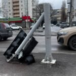 У Дніпрі сильний вітер повалив світлофор