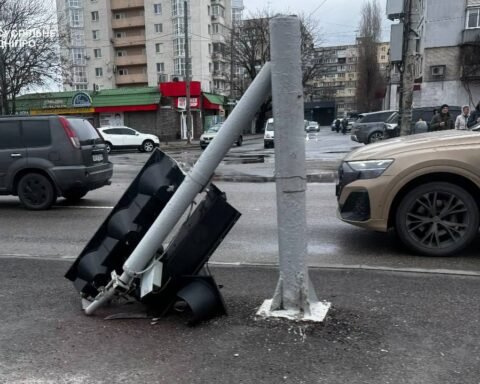 У Дніпрі сильний вітер повалив світлофор