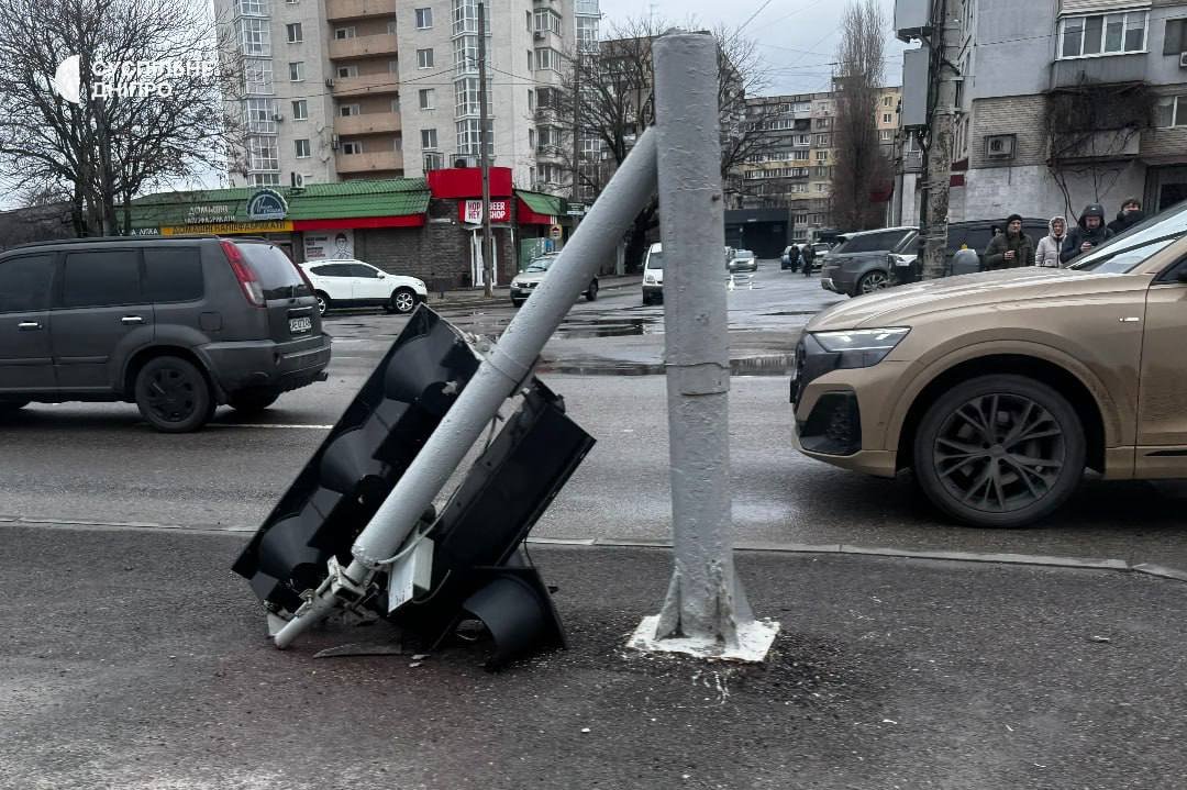 У Дніпрі сильний вітер повалив світлофор