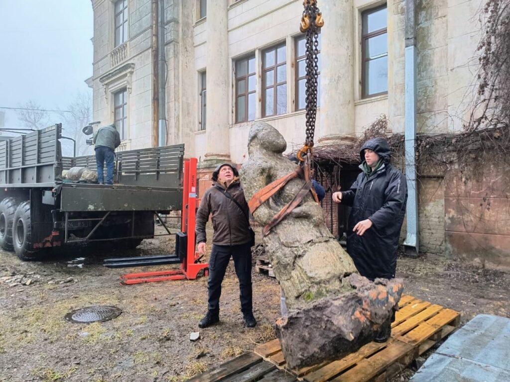 З Синельниківщини до Дніпра евакуювали п’ять кам’яних баб