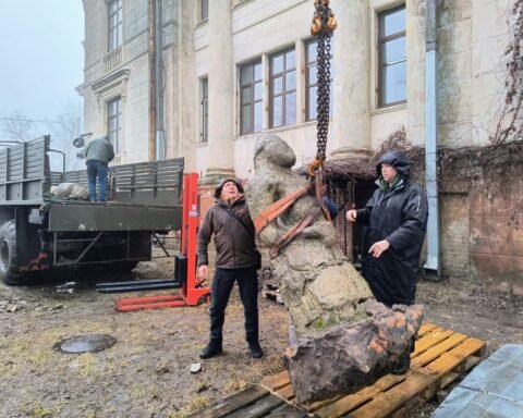 З Синельниківщини до Дніпра евакуювали п’ять кам’яних баб