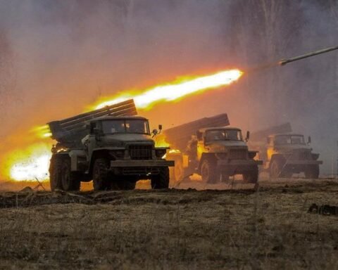 Ворожі війська вночі атакували Дніпропетровщину: 15 обстрілів, пошкоджено будинки та інфраструктуру