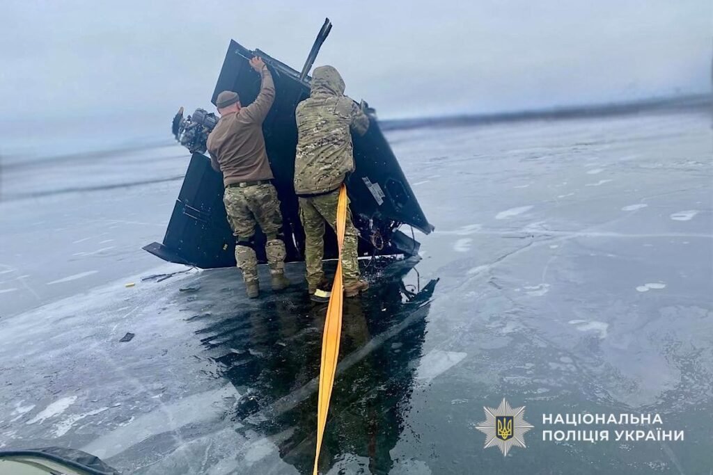 На замерзлому Дніпрі виявили нерозірваний дрон і бойову частину «шахеда»