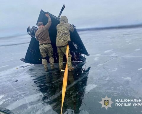 На замерзлому Дніпрі виявили нерозірваний дрон і бойову частину «шахеда»