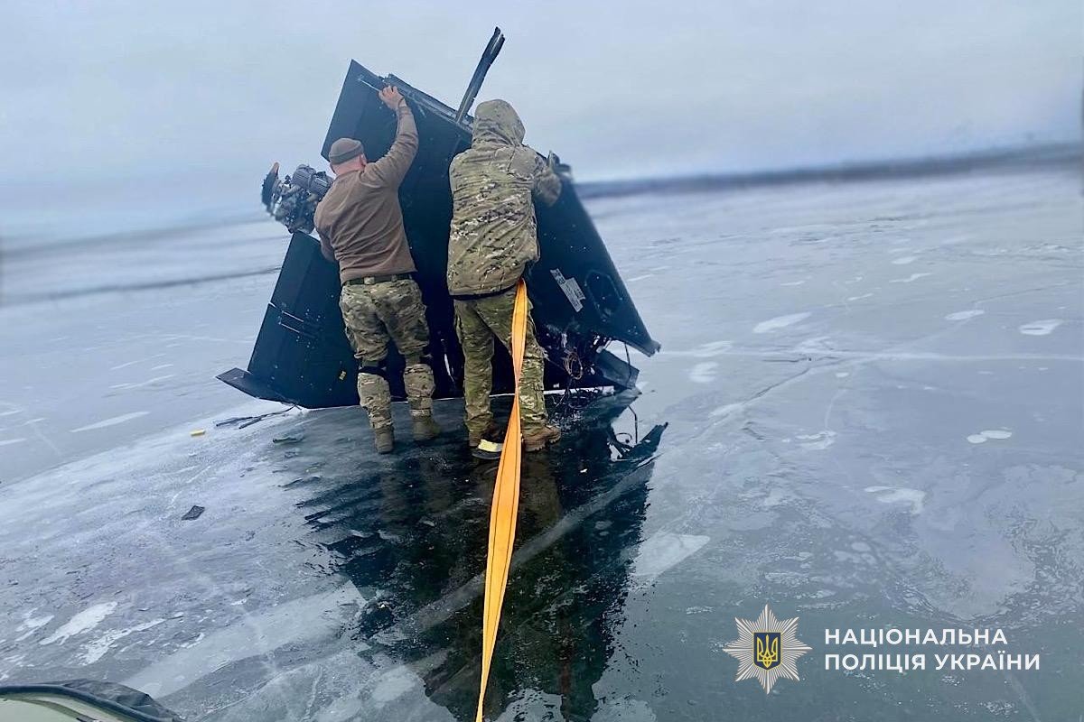 На замерзлому Дніпрі виявили нерозірваний дрон і бойову частину «шахеда»
