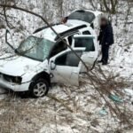 На Дніпропетровщині поліцейські врятували двох жінок після ДТП біля Обухівки