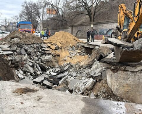 У Дніпрі на Пастера утворилося провалля через аварію водогону