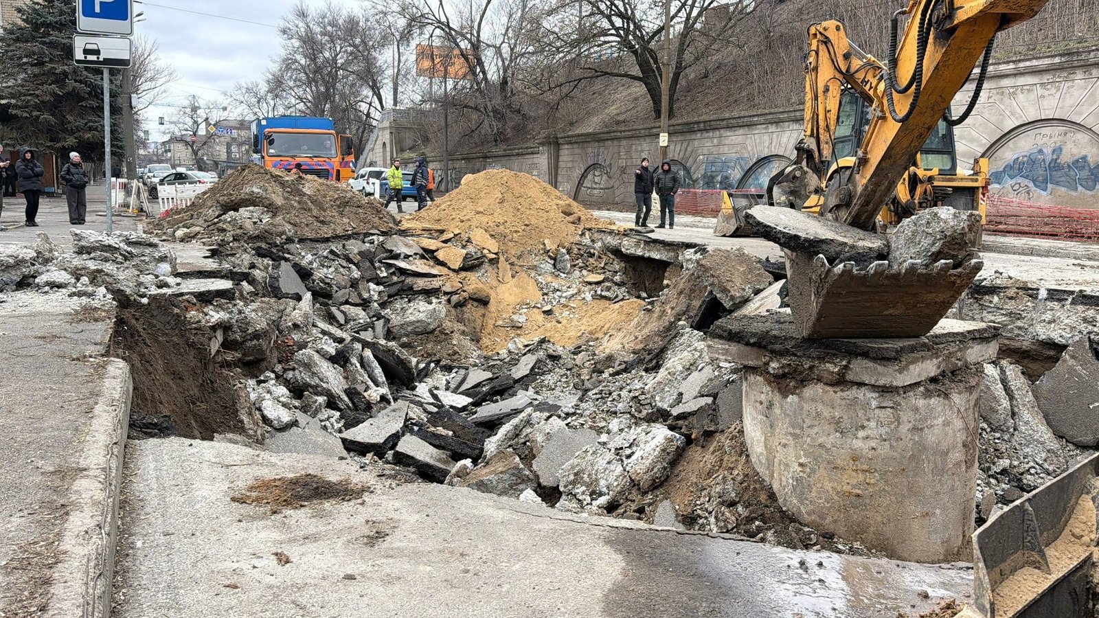 У Дніпрі на Пастера утворилося провалля через аварію водогону