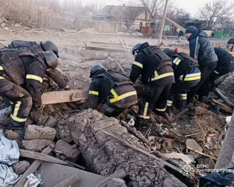 Нічна атака на Дніпропетровщину: загиблий та руйнування у трьох районах