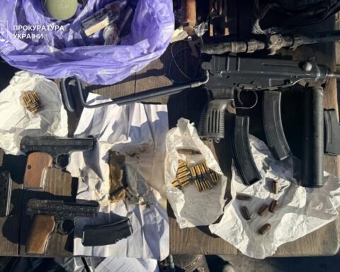 У Дніпрі викрили чоловіків, які продавали зброю через мілітарі-аукціон